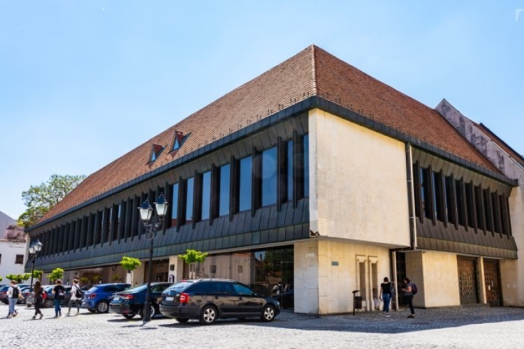 Keresik a vállalkozót a győri MCC központ felújításához