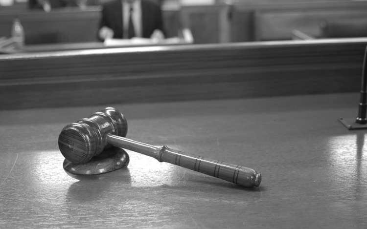 Tíz év fegyház a nevelt lányait molesztáló tatabányai férfinak