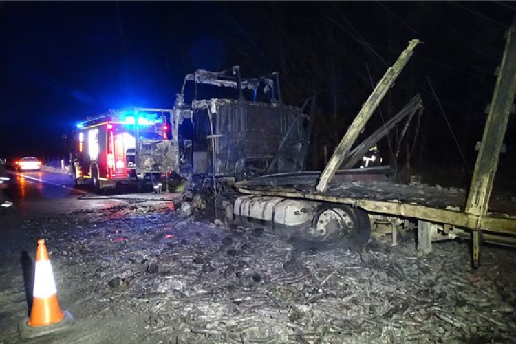 Kigyulladt egy kamion az M5-ös autópályán Petőfiszállásnál