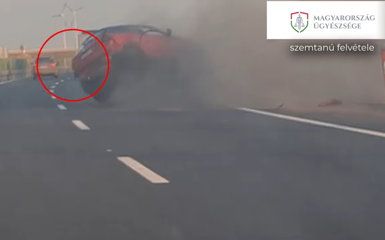 Felborította az előtte haladó autót, majd továbbhajtott