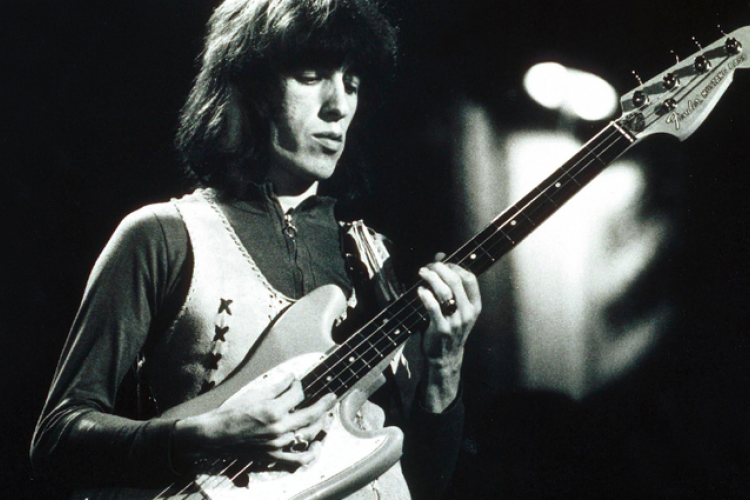 Aukcióra bocsájtja különleges relikviáit a Rolling Stones egykori basszusgitárosa