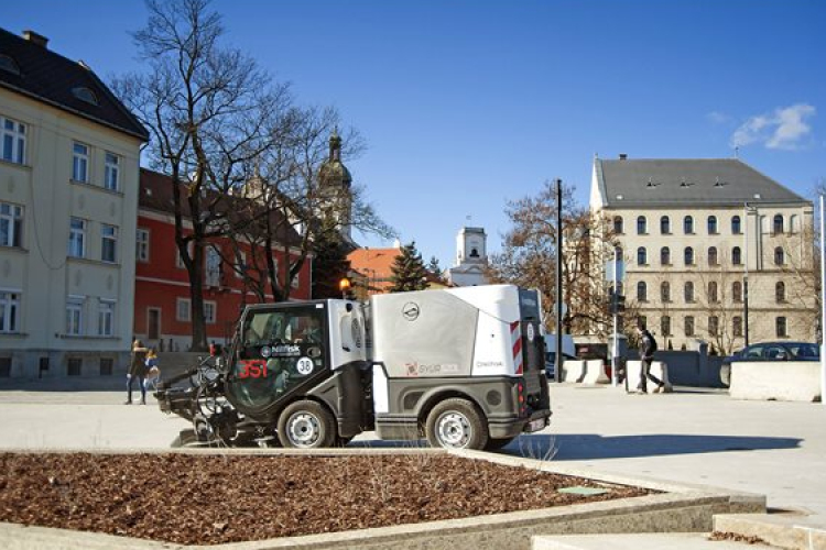 Munkába állt Győr új seprőgépe