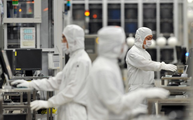 Levontak a munkabéréből, mert három perccel előbb ment ebédelni