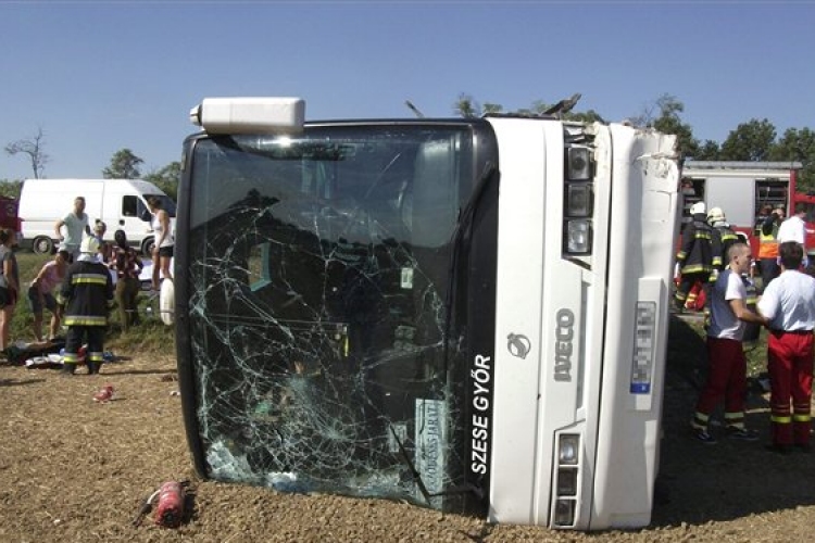 Kapuvári buszbaleset: túllépte a sebességet, lejárt jogosítvánnyal vezetett a sofőr