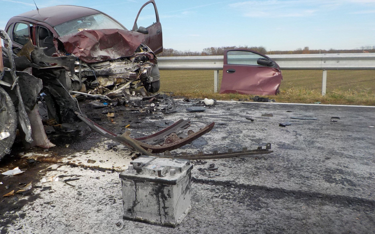 Ripityára tört az autó a 85-ösön – Fotók!