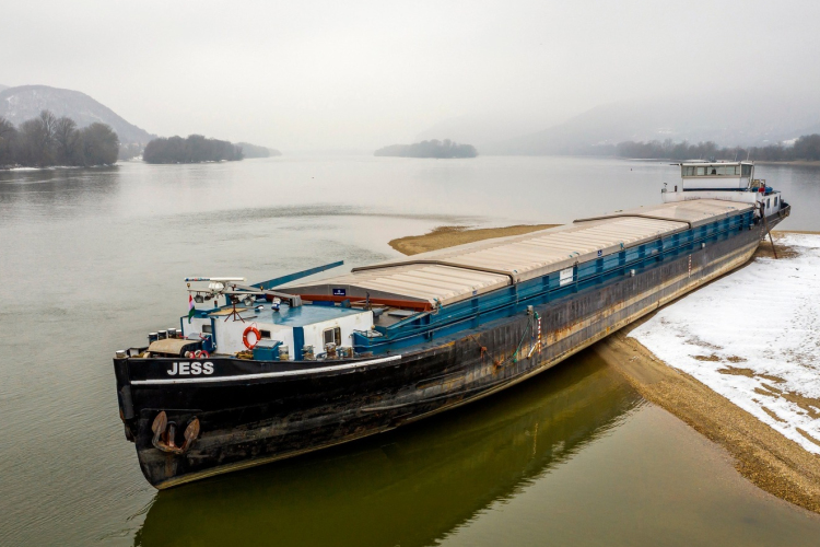 Zátonyra futott teherhajó tétlenkedik a Dunán