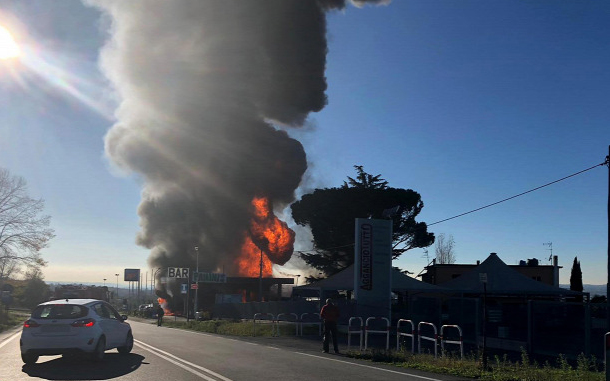 Hatalmas robbanás egy olasz benzinkúton, több halott, sok sérült, köztük a legtöbben tűzoltók