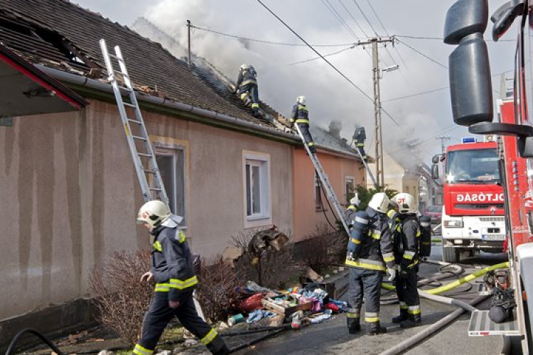 Kigyulladt egy ikerház tetőtere Győrben