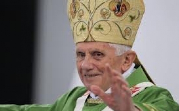Lemond a pápa - Könnyekkel és éljenezve búcsúztak a hívők XVI. Benedektől