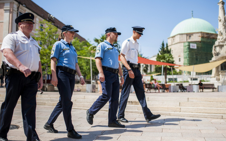 Zorro-állarcban ijesztget egy szatír Pécsett