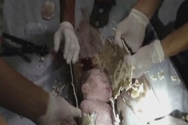 Csecsemőt találtak egy szennycsatornában - Videó!