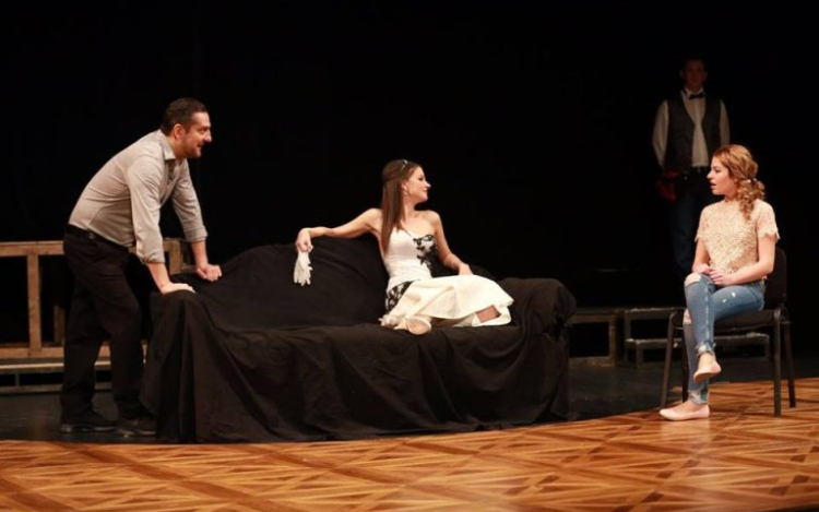 Premierajándék a Tháliában 