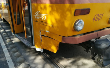 Villamossal ütközött egy autó a Kosztolányi téren