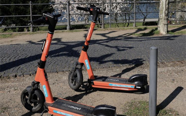 Elektromos rollerrel behajtani tilos!