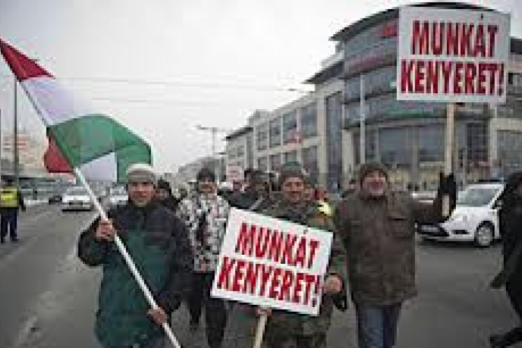 Molinót feszítettek ki a Parlament elé az éhségmenet aktivistái