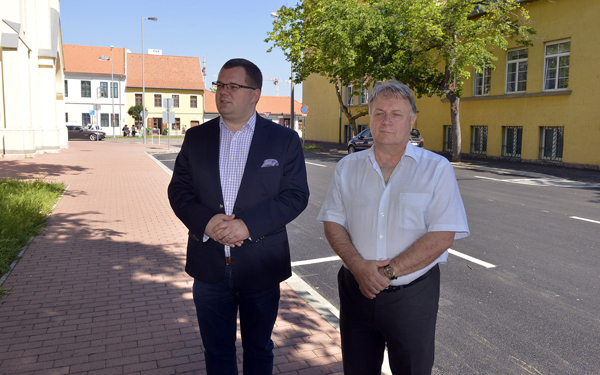 ELKÉSZÜLT A PETŐFI TÉR