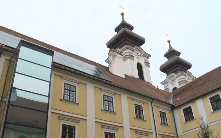 Tetőcsere a Bencés Rendház és templomban