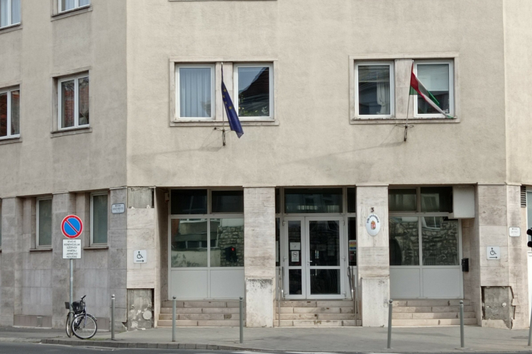 Pornográf képekkel zsarolta a kiskorú lányokat