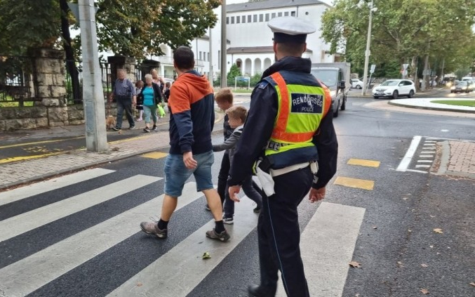 Rendőrök vigyáznak az iskolásokra