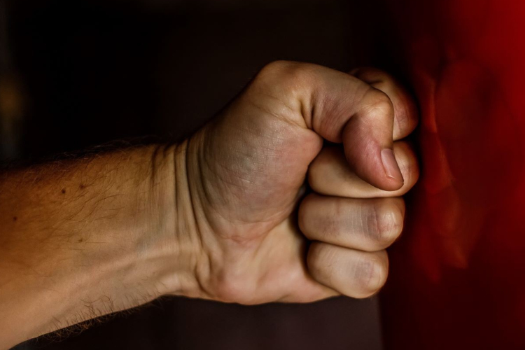 Ököllel ütötte a bíróság ajtaját, majd letolt gatyával mutogatta magát az utcán