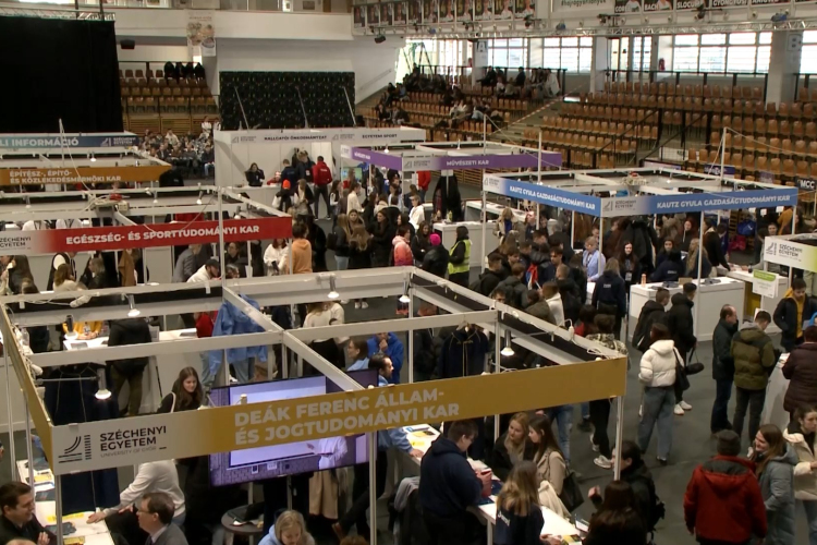 Kinyíltak az egyetem kapui