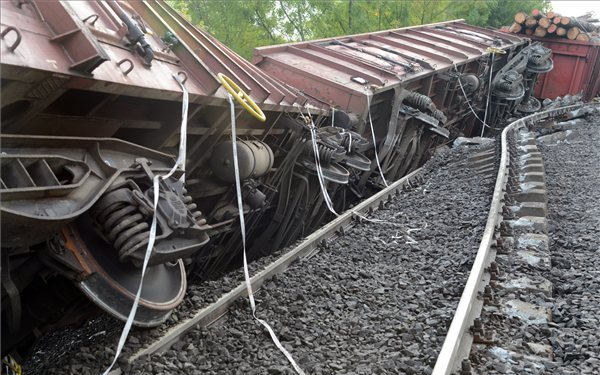 Így néz ki a Vas megyében kisiklott tehervonat 