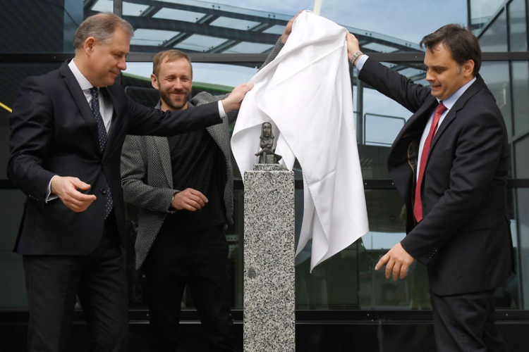 Liszt Ferenc szobrot avattak a nemzetközi reptéren