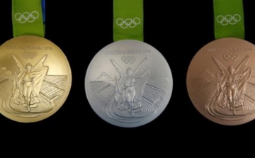 PET-palackon lógnak az olimpiai érmek