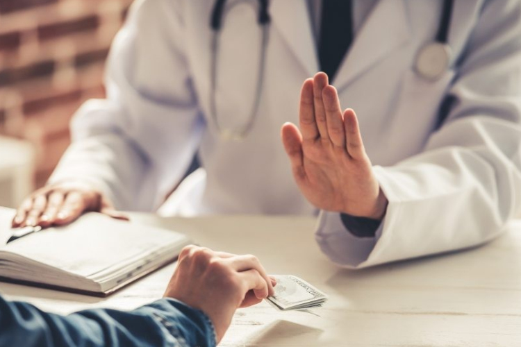 A gyanú: hálapénzt vettek át a győri kórházban