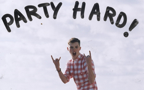 Manchesterben ment sörözni, Párizsban ébredt!