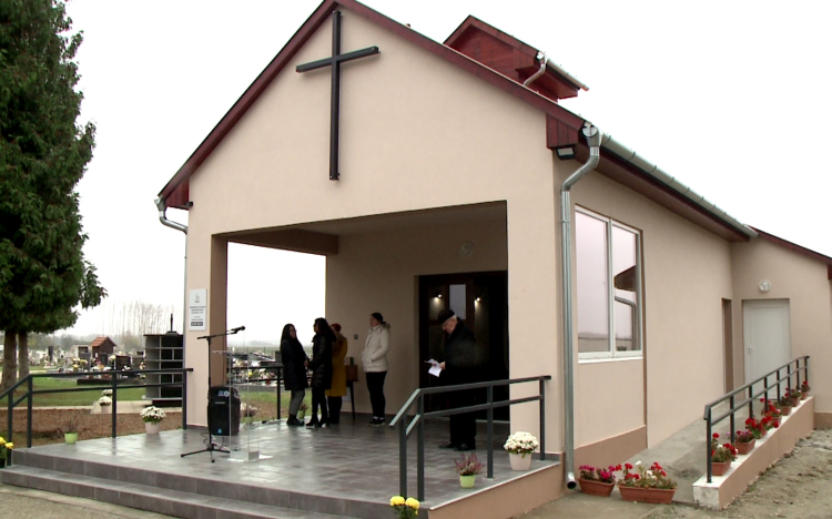 Megújult a nagybajcsi temető ravatalozója