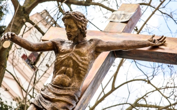 Egyedülálló Krisztus szobrot avattak fel a Káptalandombon