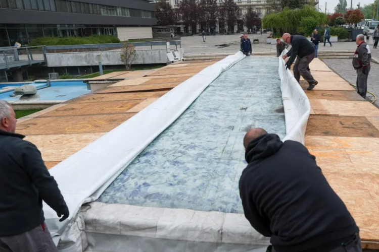 Lekerül a burkolat a győri szökőkutakról