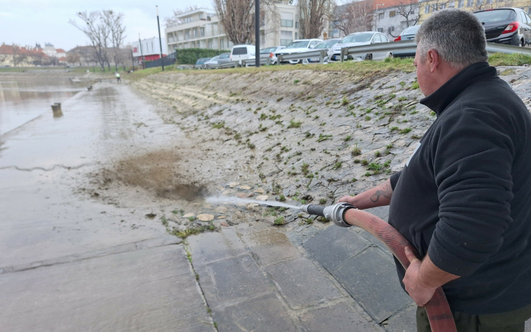 Takarítják a parti sétálóutakat áradás után