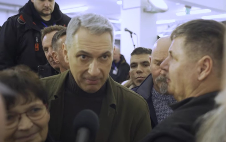 A szimpatizánsok mellett fújoló tömeg várta Lázárt Győrben