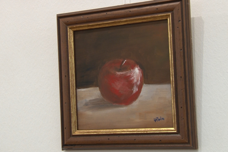 Az almától… – Ménfőcsanaki művész kiállítása