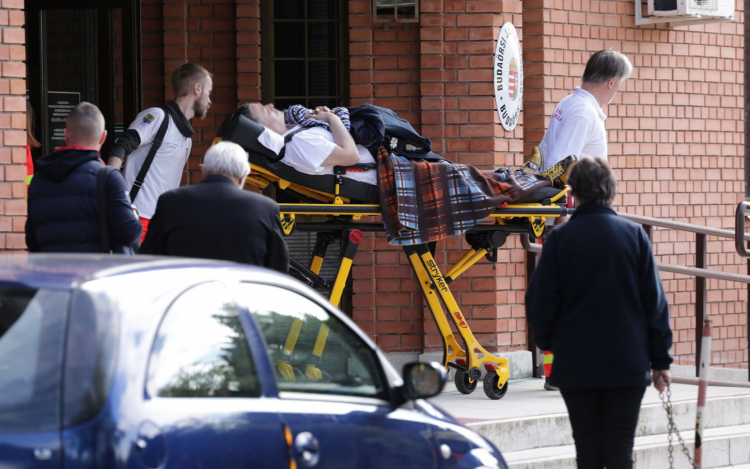 Lagzi Lajcsit mentő vitte el a bíróságról 