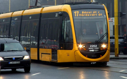 Megharaptak egy nőt a budapesti villamoson 