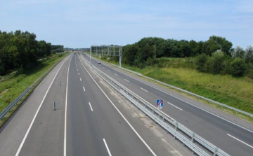 Szalagkorlátnak ütközött egy autó az M1-esen 