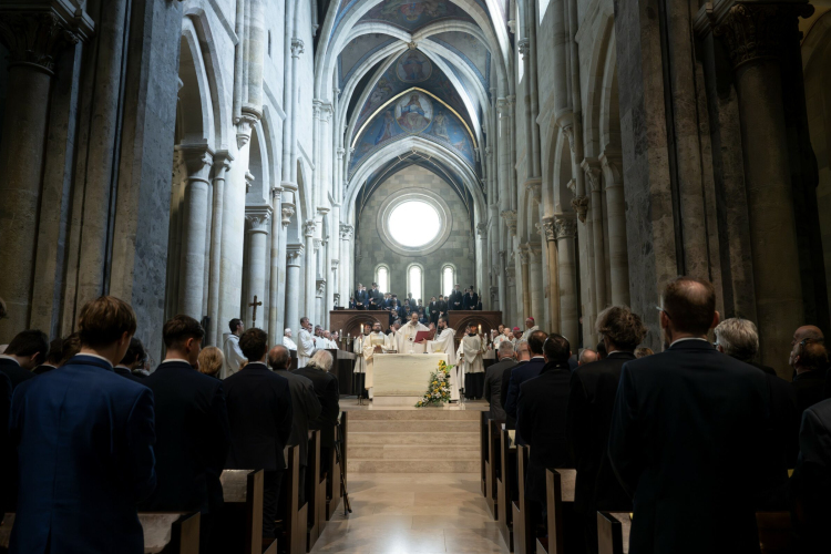 Szent Benedekre, a bencés rend alapító atyjára emlékeztek Pannonhalmán