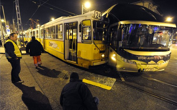 Villamossal ütközött a Győri ETO busza 