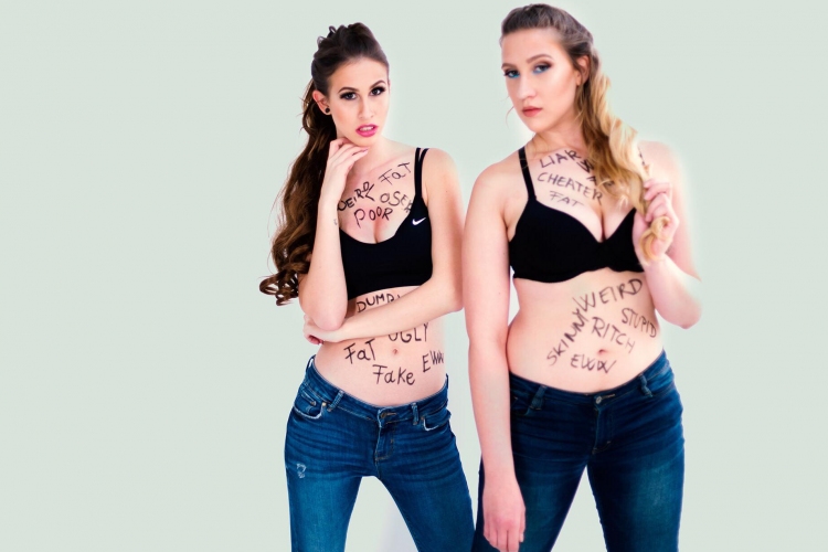 Fotózási kampányt indítottak a gyűlölködés ellen a modellek