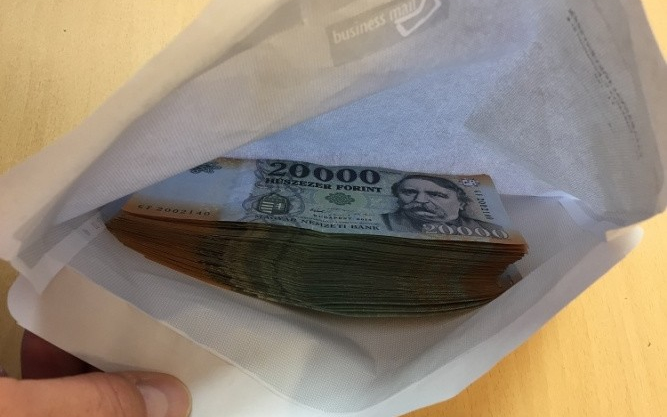 Milliókat csaltak ki az “unokázós” csalók