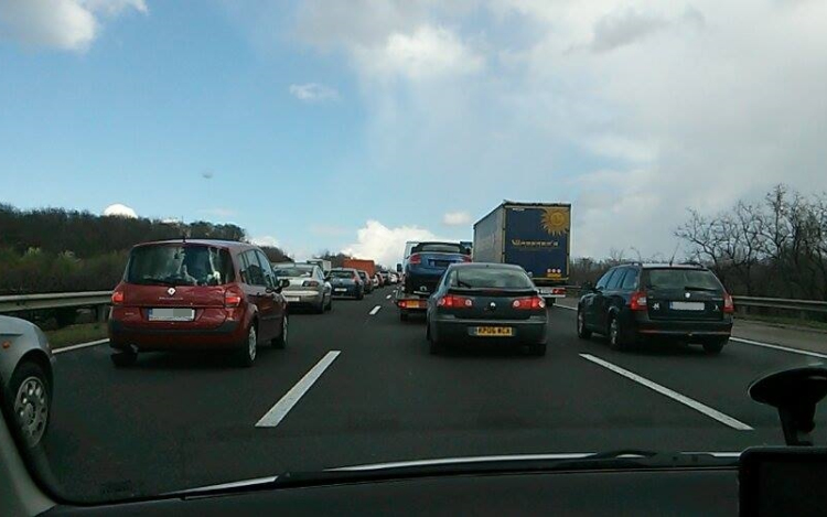 20 km-es sor az M1-es autópályán Budapest felé