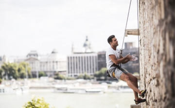 Falmászók szállják meg a budai Várat