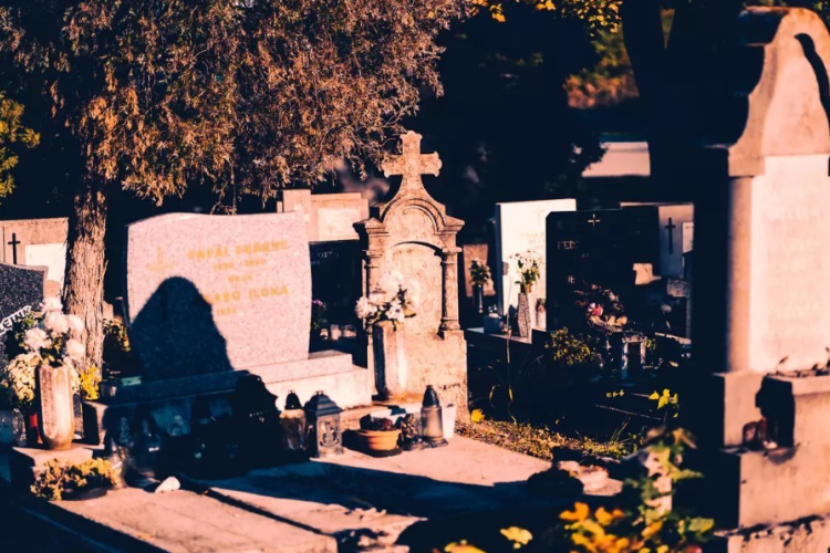 Lejárnak Győrben a sírok és urnahelyek