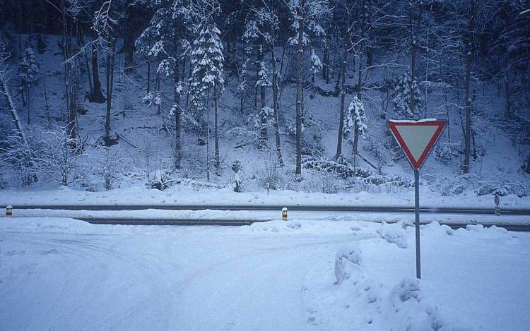 A megyei útjain nincs fennakadás, viszont országszerte több helyen problémák akadtak a közlekedésben!