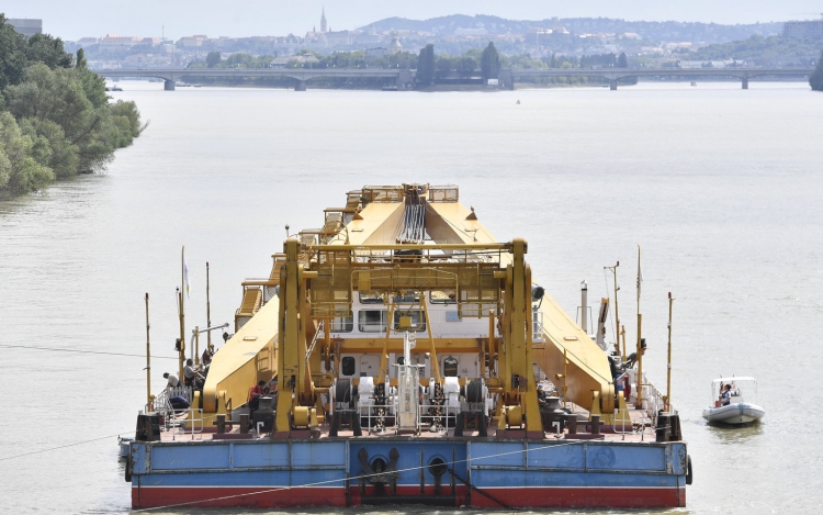 Hajóbaleset: Clark Ádám beúszott Budapestre