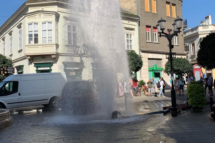 Frissítve: új hírek az esetről-  Kiszakadt a vízkapu csöve Győrben, miután rátolatott egy autó