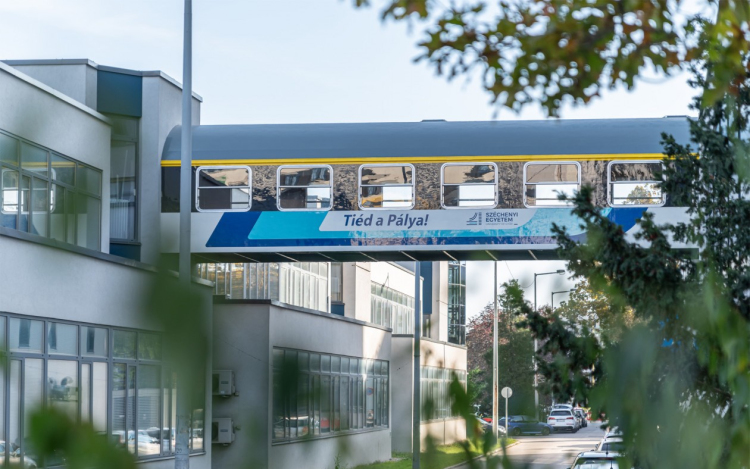 Megújult a vasúti kocsi függőhíd a Széchenyi István Egyetemen